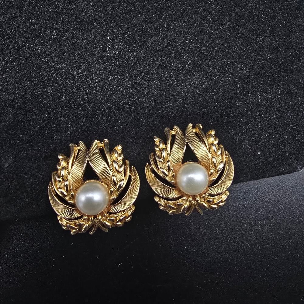 Lisner Gold Tone Faux Pearl Clip On Earrings Vintage Costume Jewelry